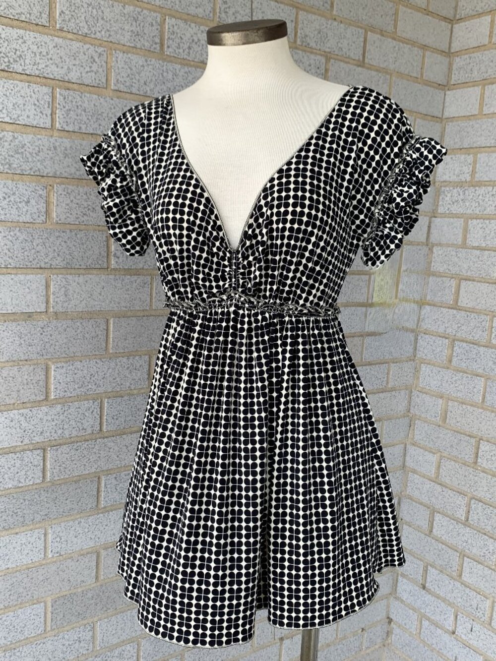MAX STUDIO V-NECK EMPIRE WAIST DRESS SIZE M  BLACK WHITE  95% POLYESTER MADE USA